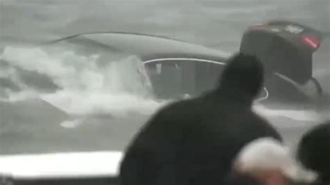 美国女子驾车坠河冲向尼亚加拉大瀑布 当场身亡_凤凰网视频_凤凰网