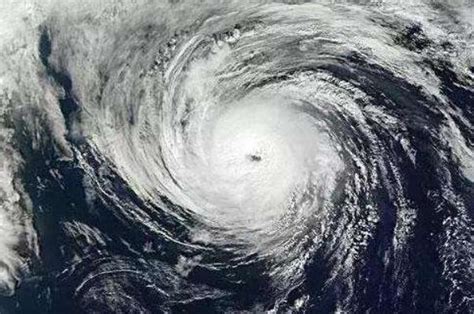 从太空看24号台风潭美：在今日迅猛增强，已打开细小紧密台风眼
