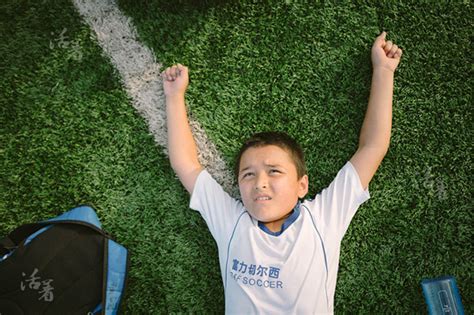 当代广西网 -- 维吾尔小男孩的足球梦
