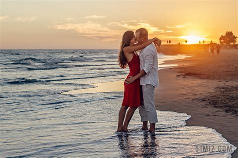 黄昏色度假休闲浪漫夕阳下沙滩情侣接吻写真照背景图片免费下载 - 觅知网