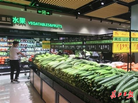 不用多跑路，下楼就能买，武汉疫后首家大型超市开门迎客_武汉_新闻中心_长江网_cjn.cn