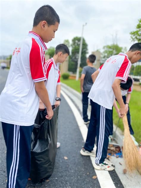 信息工程学院组织志愿者开展扫雪活动-滁州职业技术学院