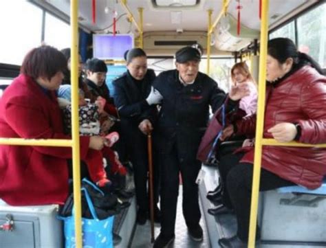 为啥越多的人坐公交车，不太愿给老人让座了？年轻人无奈道出实情|老人|年轻人|实情_新浪新闻