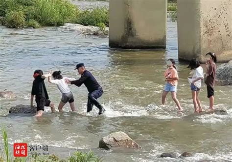 河水突涨4名小孩被困河中，五指山民警及时救援
