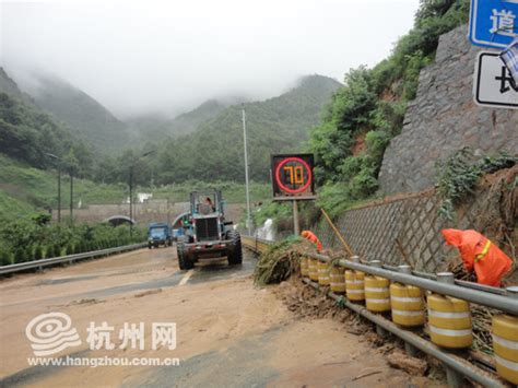 暴雨导致杭州320国道富阳段道观山隧道口上边坡塌方 - 杭网原创 - 杭州网
