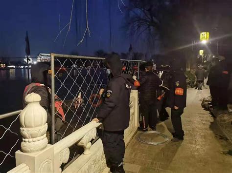 杜绝野泳行为，北京什刹海景区水岸汉白玉栏杆外加上了铁围栏_京报网