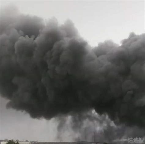 晋江：一厂房发生火灾，现场浓烟滚滚，火光冲天！_腾讯视频