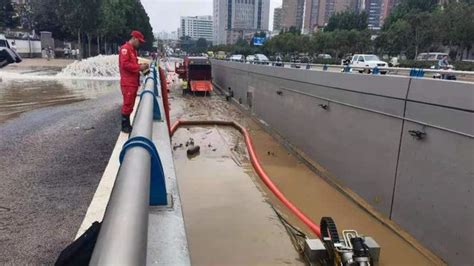 航拍郑州京广北路隧道：积水水位下降，数十辆被淹车辆“叠罗汉”_高清1080P在线观看平台_腾讯视频