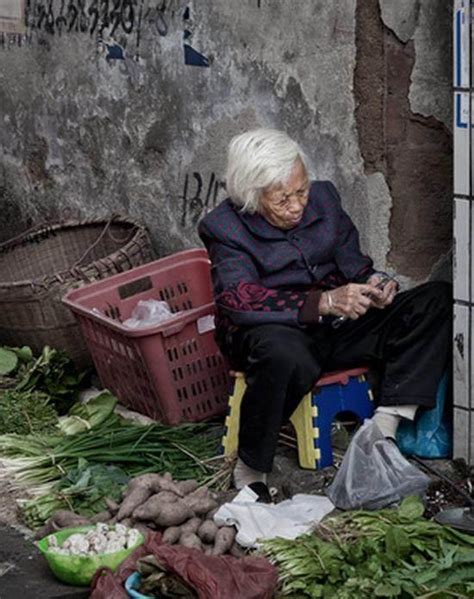 92岁老太路边卖菜，1根烟分3次抽_残露凝香-梨视频官网-Pear Video