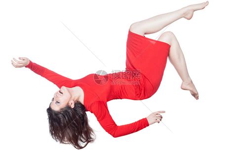穿着红裙子的女人漂浮在空中坠落高清图片下载-正版图片504817562-摄图网