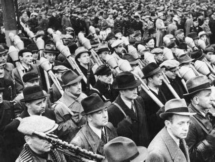 德国人民冲锋队拿着70年前步枪作战：1945年4月16日柏林战役爆发_武器