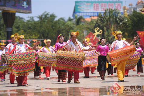 多图直击云南德宏开启万人泼水狂欢_云南网