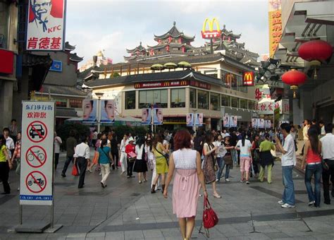 实拍深圳有名的三大步行街，如今日薄西山，店铺紧闭大门_东门