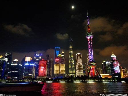 “魔都”上海，一座稍不留神就沉迷的魅力城市，光影交替错综迷离_手机新浪网