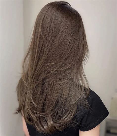甜美女生头像棕发色黑色