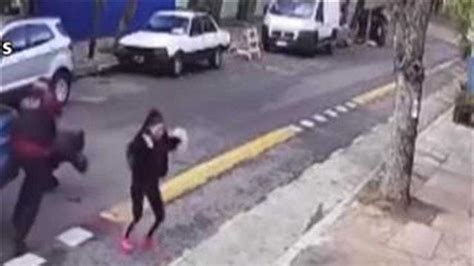 阿根廷街头惊险一幕：男子持枪劫持前女友，警察赶到两枪将男子击倒_凤凰网