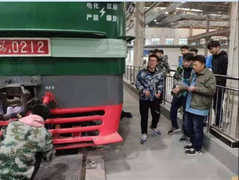 河南新乡：高效整备机车 保障电煤运输-人民图片网