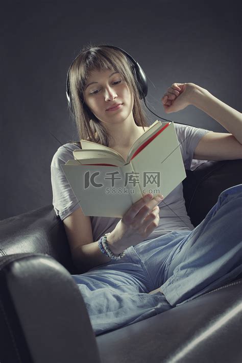 轻松的年轻女人听音乐高清摄影大图-千库网