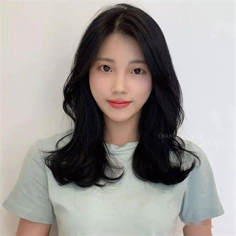 圆脸发型温柔女生头像