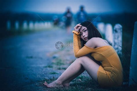 美丽的泰国女人因单相思而悲伤高清图片下载-正版图片504219355-摄图网