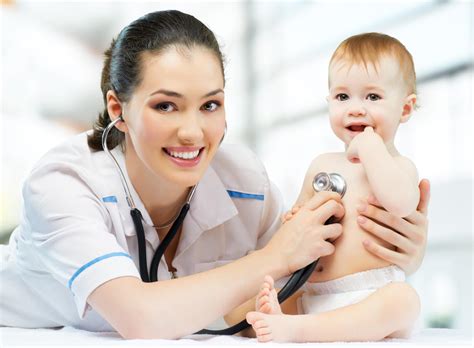 成人儿科医生抱着小婴儿儿科医生图片下载 - 觅知网