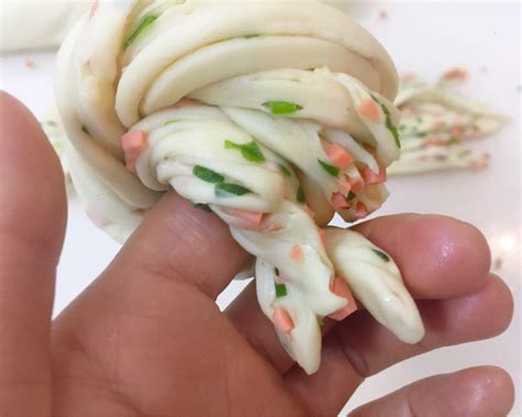 花卷换种新做法，筷子一拧一压，这样做葱油花卷真是太简单了_凤凰网视频_凤凰网
