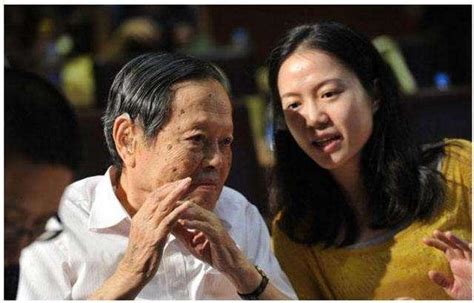 97岁杨振宁带43岁翁帆逛博物馆，翁帆的表情透露二人感情现状