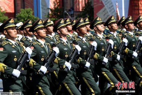 中国人民解放军三军仪仗队惊艳亮相俄罗斯胜利日阅兵