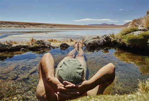 男子在水池里SalardeChiguanaChiguanaPotosi玻利维亚南美洲高清图片下载-正版图片501885116-摄图网