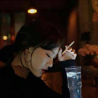 甜美女生头像闭上眼睛