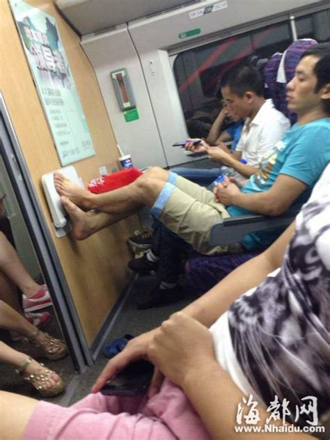 福州：动车上乘客车厢内脱鞋晾脚 熏坏“四邻” - 社会 - 东南网
