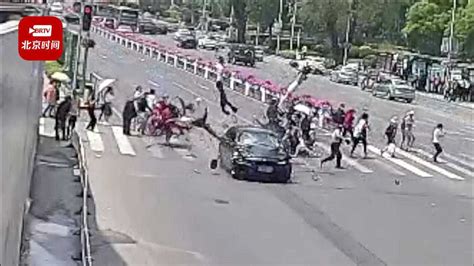 桂林某地发生惨烈车祸！小车被撞得不成车样！现场不忍直视！ 微信公众号《桂林天天看》13万+桂林人
