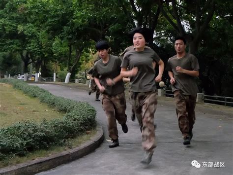 女兵到底穿不穿护胸？训练期间女兵都是穿这个，女人当兵真不容易|张一山|女兵|女人_新浪新闻