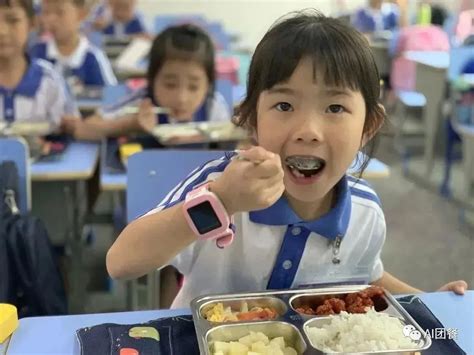 全区76所学校实施校内午餐午休服务 惠及学生约5.2万人_龙华网_百万龙华人的网上家园
