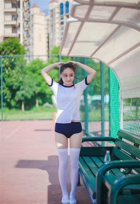 体操服白色长丝袜少女运动场上写真,清纯美女-靓丽图库