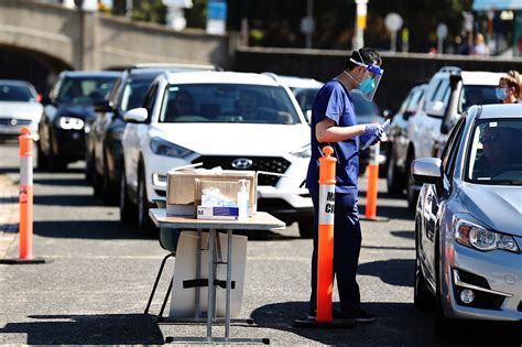 澳洲疫情持续 民众开车排队进行新冠检测