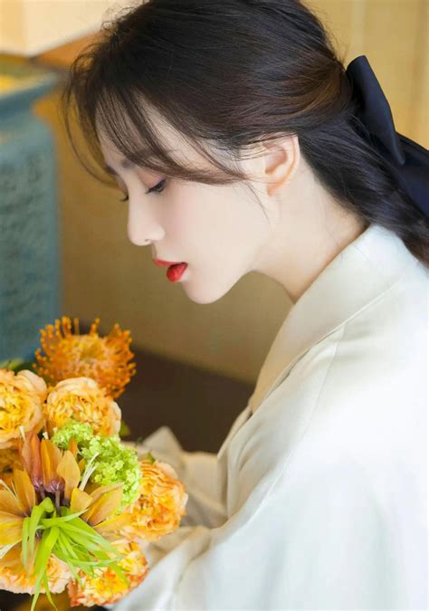 温文尔雅甜美女生头像