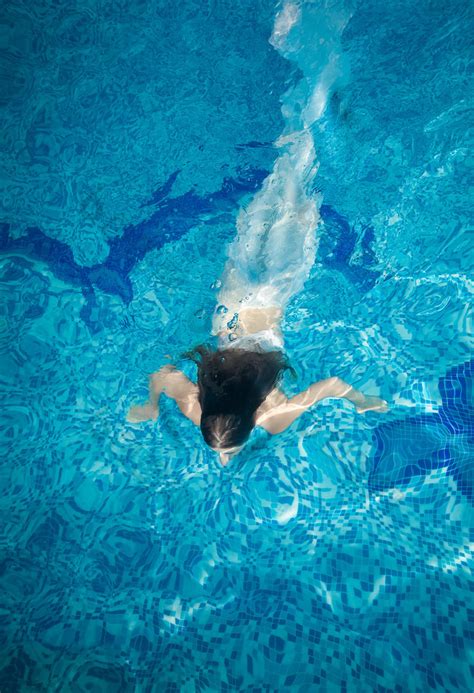 水下的女人穿着西装的轻女商人水晶蓝色的水里游泳高清图片下载-正版图片300203444-摄图网