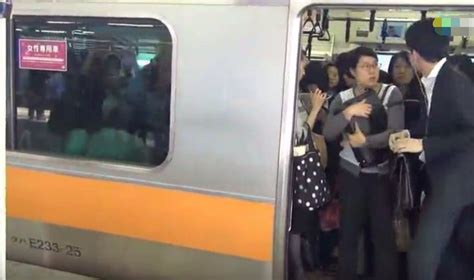 日本女子专用地铁车厢，男子想挤进去，女子一个眼神尴尬了