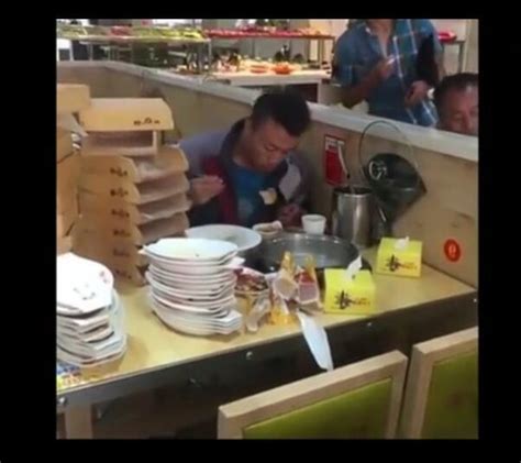 实拍:湖南一男子吃自助餐 1个人吃4个人的量 快把老板吃哭了