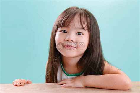 纯洁活力天真小女孩的可爱表情高清图片下载-正版图片501921929-摄图网