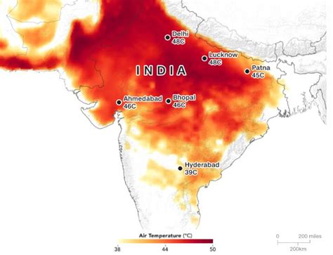 印度遇高温天气 民众解暑有奇招