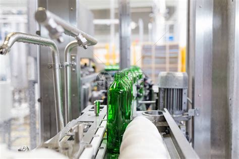 水厂用于将纯净泉水加工和装瓶成绿色玻璃小瓶的水装瓶生产线高清图片下载-正版图片504278688-摄图网
