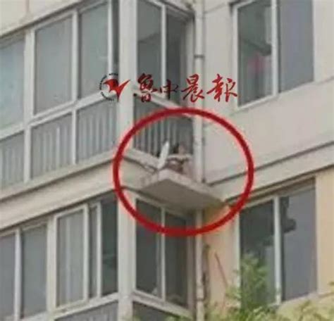 淄博7岁女孩爬出6楼窗外 掉到……惊险一幕 令人心惊_手机新浪网