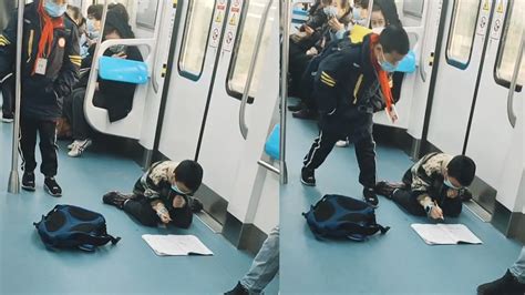 他乘地铁去学校,坐地铁去上学,他坐地铁去_大山谷图库