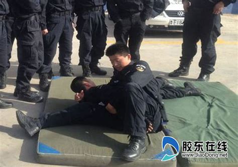 上一篇： 武汉一民警驾驶警车超速、闯红灯遭举报 单位对他“又奖又罚”