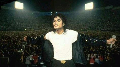 现场晕倒一百多人！迈克尔杰克逊最震撼演唱会，后无来者！_凤凰网视频_凤凰网