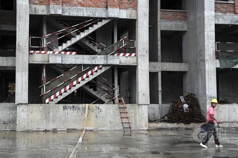 17岁建筑工在工地从4楼坠亡 事发前曾与人争吵_湖南频道_凤凰网