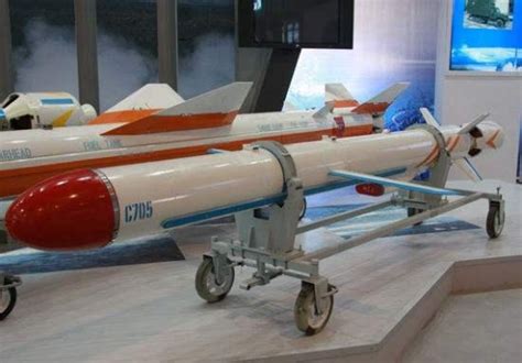 中国新型东风17高超音速导弹，展现必杀绝招！摧毁反导弹发射地