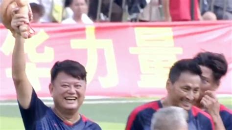 香港明星足球队抵达榕江，4∶3赢下比赛，专属奖品大猪脚到手_新浪新闻